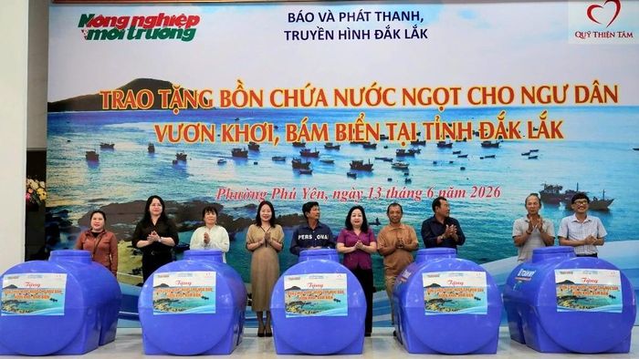 Trao bồn nước ngọt cho ngư dân tại chương trình.
