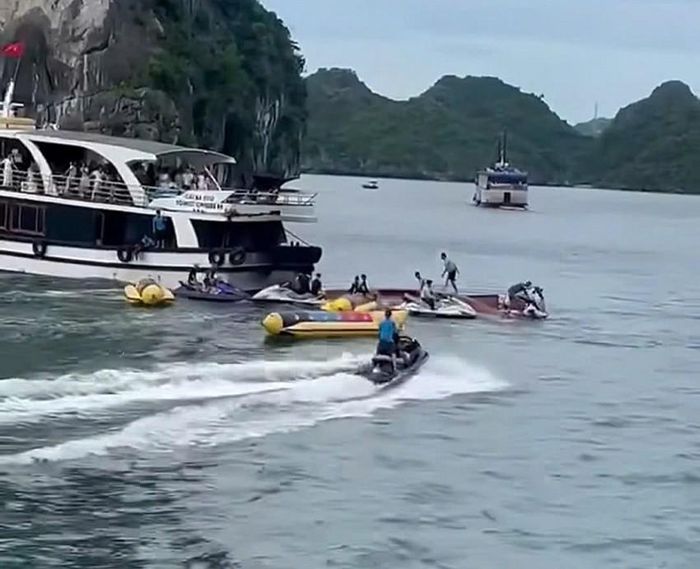 Hiện trường vụ va chạm tàu du lịch ở Cát Bà. Ảnh: Cắt từ clip.