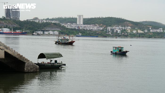 Con nước tại khu vực bến cá Sa Tô (phường Cao Xanh) thay đổi thất thường nên ngư dân cũng không thể chọn làm nơi neo đậu an toàn.