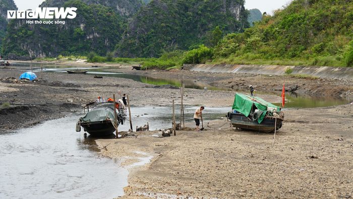 Tình trạng luồng lạch cạn trơ đáy, người dân có thể đi bộ sang hai bên bờ diễn ra thường xuyên, muốn ra khơi đánh bắt ngư dân lại phải trông chờ con nước. 