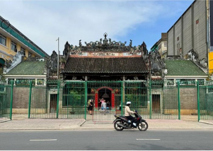 Hai con hẻm nhỏ được kéo dọc theo chiều dài ngôi nhà có tác dụng làm mát.