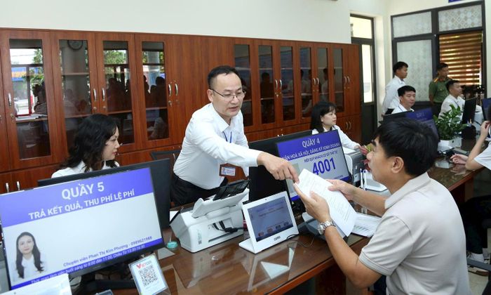 Người dân giải quyết thủ tục hành chính tại phường Cầu Giấy, TP Hà Nội. (Ảnh: Phạm Hùng)