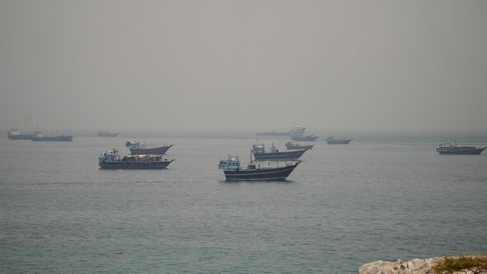 Tàu thuyền hoạt động tại eo biển Hormuz. (Ảnh: Reuters)