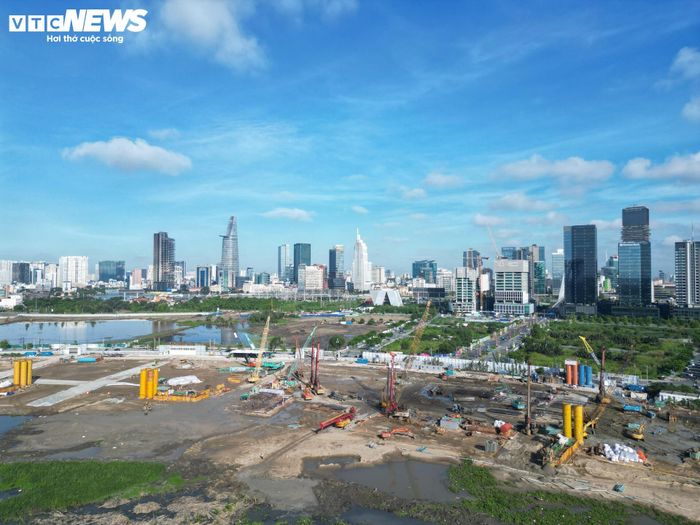 Theo ghi nhận của PV Báo Điện tử VTC News, trên khu vực triển khai dự án, nhiều dàn khoan cọc nhồi, cần cẩu, xe cơ giới và hệ thống vật tư xây dựng đã được tập kết. Các đơn vị thi công đồng loạt triển khai công tác xử lý nền móng, san lấp mặt bằng và xây dựng hạ tầng kỹ thuật, chuẩn bị cho các hạng mục tiếp theo.