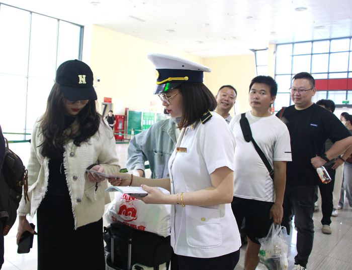 Cán bộ kiểm dịch y tế đang tuyên truyền, phát tờ rơi cho hành khách về một số dịch bệnh có nguy cơ lây nhiễm tại Cửa khẩu Quốc tế Hữu Nghị.