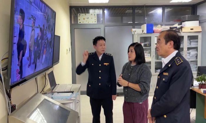 Kiểm dịch viên cửa khẩu Quốc tế Hữu Nghị giám sát y tế hành khách XNC qua hệ thống Camera giám sát thân nhiệt từ xa.