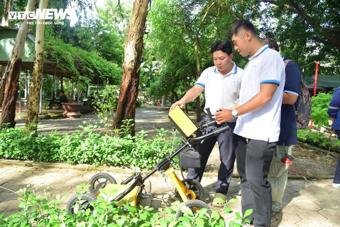 Dùng máy quét radar khảo sát tại công viên Lê Thị Riêng sáng 15/6.