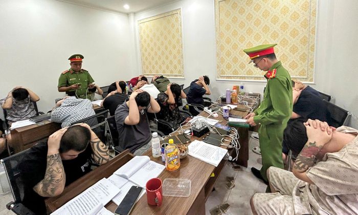 Công an TP.HCM đột kích khách sạn, triệt phá "đại bản doanh" lừa đảo của 83 người nước ngoài. (Ảnh: Công an TP.HCM)
