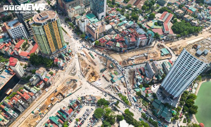 Sau hơn 5 tháng kể từ ngày Hà Nội khởi công tuyến đường sắt đô thị (metro) số 5 Văn Cao - Hòa Lạc, nhà ga S3 tại nút giao Nguyễn Chí Thanh - La Thành đang bước vào giai đoạn thi công quan trọng. Những ngày giữa tháng 6, khu vực này được quây tôn, rào chắn, nhiều máy khoan, máy xúc được huy động để triển khai các hạng mục ngầm của dự án.