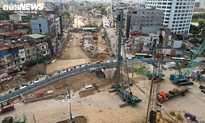 Để phục vụ thi công dự án, Sở Xây dựng Hà Nội đã điều chỉnh tổ chức giao thông tại khu vực này. Hệ thống đèn tín hiệu giao thông tạm dừng hoạt động, các phương tiện lưu thông theo hình thức nút giao tự hành.