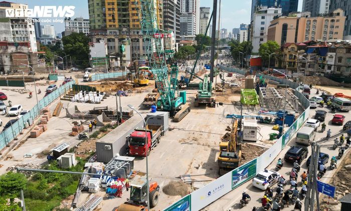 Ghi nhận của PV Báo Điện tử VTC News, bên trong khu vực thi công, các thiết bị cơ giới hoạt động liên tục.