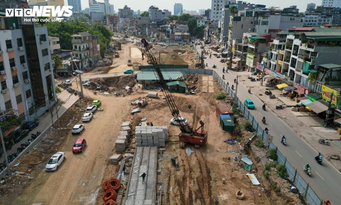 Thời gian qua, một số hạng mục của dự án đã ghi nhận chuyển biến rõ nét. Đáng chú ý, đoạn từ đường Nguyễn Chí Thanh đến phố Thành Công đã được thảm nhựa, góp phần giảm áp lực giao thông cho tuyến La Thành.