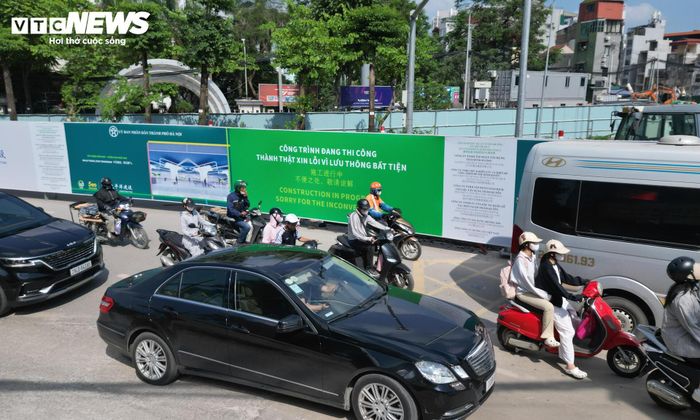 Từ ngày 7/6, ô tô cũng bị cấm quay đầu tại điểm mở dải phân cách trên đường Nguyễn Chí Thanh, đối diện cổng phụ Đài Truyền hình Việt Nam. Việc điều chỉnh giao thông nhằm bảo đảm an toàn và tạo điều kiện cho các đơn vị triển khai thi công.