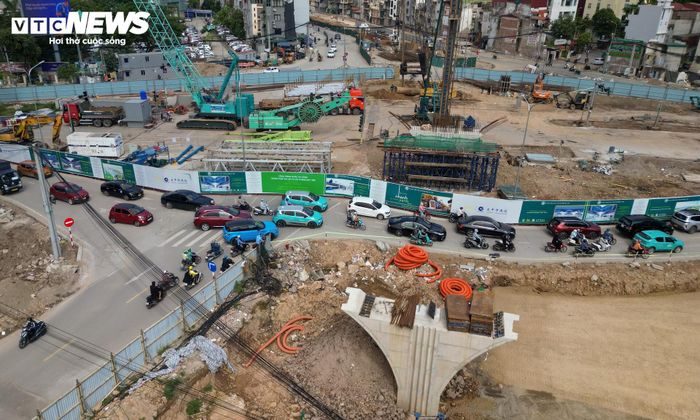 Tuy nhiên, hạng mục cầu vượt tại nút giao Nguyễn Chí Thanh hiện vẫn chưa thể triển khai theo kế hoạch. Nguyên nhân là phương án thiết kế cầu vượt có sự chồng lấn với tuyến metro số 5 đi qua khu vực này, khiến các đơn vị liên quan phải tiếp tục nghiên cứu, hoàn thiện phương án kỹ thuật.