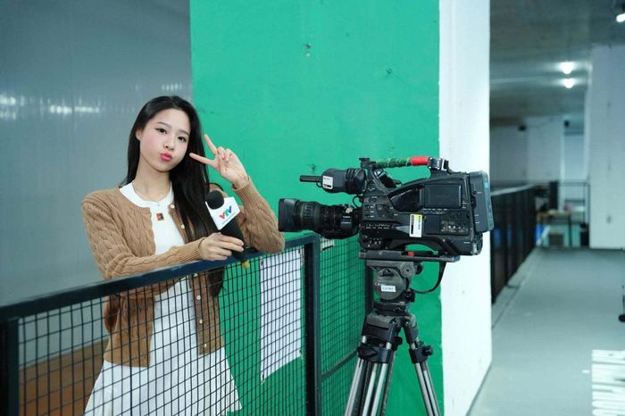 Nguyễn Hoàng Bảo Châu sinh năm 2000, là gương mặt quen thuộc với khán giả truyền hình. Tháng 3/2019, Bảo Châu xuất hiện trên sóng Đài Truyền hình Việt Nam với vai trò MC của chương trình Bản tin Thể thao. Thời điểm đó, cô được xem là một trong những MC thể thao trẻ tuổi nhất của VTV.