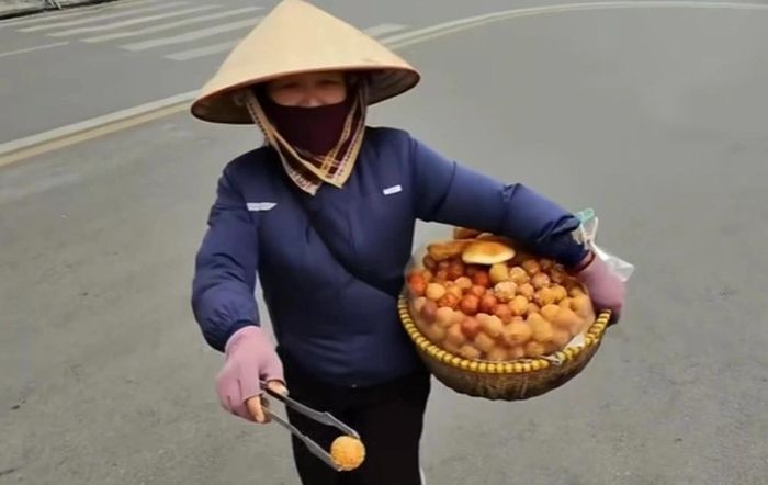 Người bán rong 'chặt chém' khách tây 420.000 đồng 10 chiếc bánh rán bị xử phạt 225.000 đồng. (Ảnh chụp màn hình)