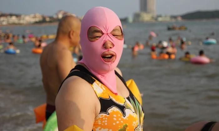 Facekini giúp các người phụ nữ lớn tuổi tự tin hơn ở bãi biển. (Ảnh: Guardian)