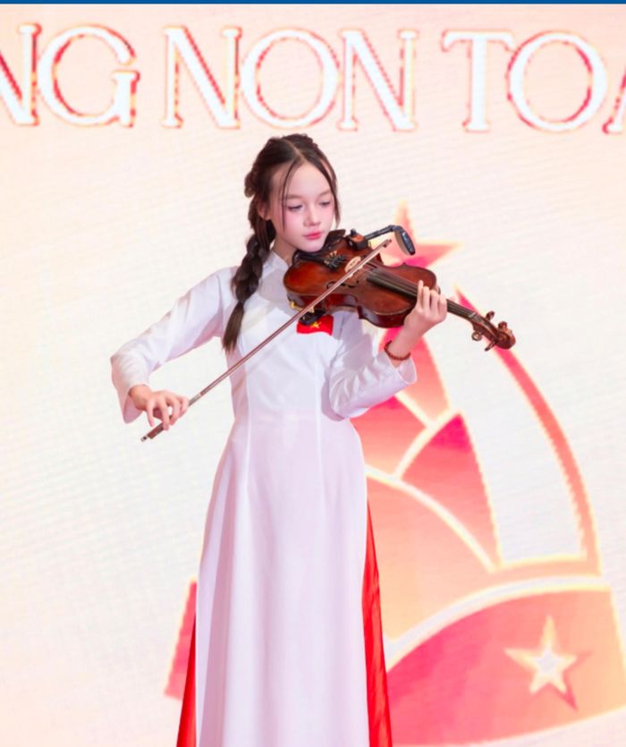 Dù còn khá nhỏ tuổi, nhiều em cho thấy sự tự tin khi đứng trên sân khấu.