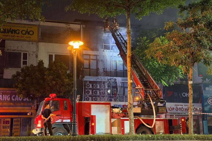 Thông tin ban đầu, đây vừa là nơi làm việc, vừa là kho chứa hàng hóa kinh doanh các thiết bị dành cho mẹ và bé của công ty. Đám cháy được xác định xuất phát từ tầng 4 của ngôi nhà. Toàn bộ những người bên trong đã kịp thời thoát ra ngoài an toàn.