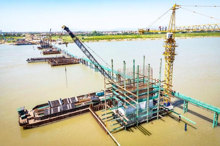 Yêu cầu “làm thật, tiến độ thật, hiệu quả thật” đã được thể hiện rõ và sinh động trên các công trường dự án trọng điểm của thành phố. Trong ảnh: Công trường xây dựng cầu Hồng Hà. Ảnh: Đình Hà