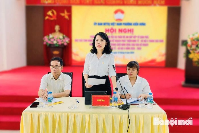 Chủ tịch Ủy ban MTTQ Việt Nam phường Kiến Hưng Hoàng Thị Huyền Trang tại hội nghị. Ảnh: PV