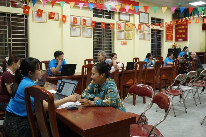 Cán bộ tư pháp xã Ứng Hòa hướng dẫn người dân thực hiện thủ tục hành chính. Ảnh: Hoàng Sơn