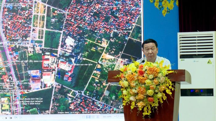 Chủ tịch UBND xã Thường Tín Phan Thanh Tùng chỉ đạo cơ quan chuyên môn tích cực phối hợp với các đơn vị vào cuộc GPMB Dự án Trục không gian Quốc lộ 1A gắn với chỉnh trang và tái thiết đô thị. Ảnh: PV