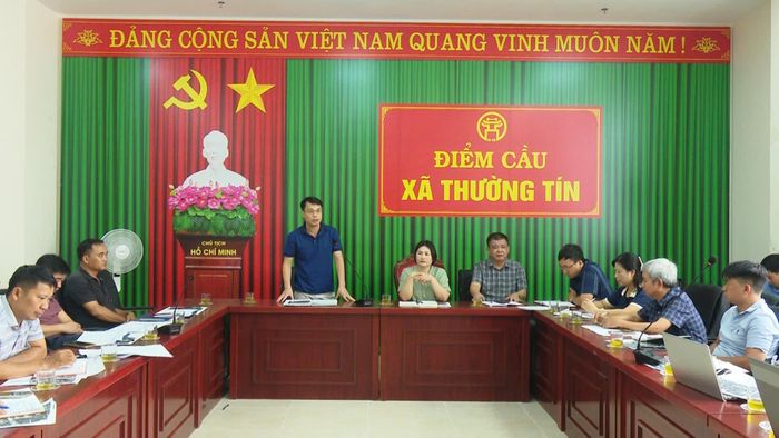 Đại diện đơn vị liên quan họp thống nhất phương án di chuyển các hạng mục ngầm nổi của nhà cung cấp dịch vụ viễn thông trước khi thi công Dự án Trục không gian Quốc lộ 1A. Ảnh: PV