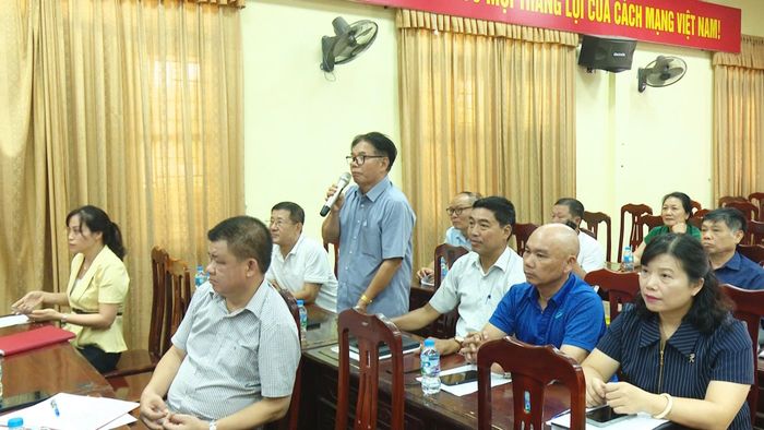 Người dân nghị các nội dung liên quan đến quá trình GPMB Dự án Trục không gian Quốc lộ 1A gắn với chỉnh trang và tái thiết đô thị. Ảnh: PV