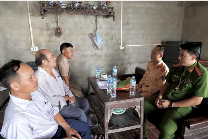Các cơ quan làm việc với chủ bến vi phạm. Ảnh: Cơ quan công an cung cấp