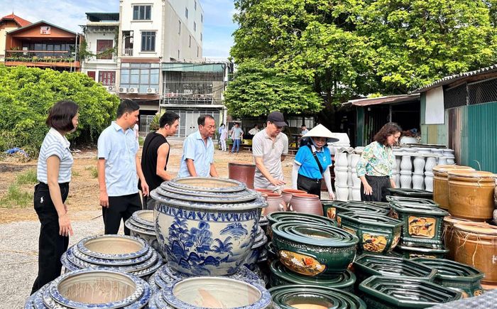 Lãnh đạo xã Bát Tràng kiểm tra công tác giữ gìn vệ sinh tại làng nghề. Ảnh: Phương Lộc