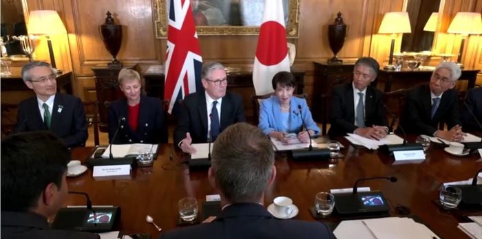 Thủ tướng Nhật Bản Sanae Takaichi, Thủ tướng Anh Keir Starmer và các doanh nghiệp hàng đầu thảo luận các biện pháp mở rộng hợp tác trong cuộc gặp tại London, Anh ngày 14-6. Ảnh: cắt từ video của Reuters