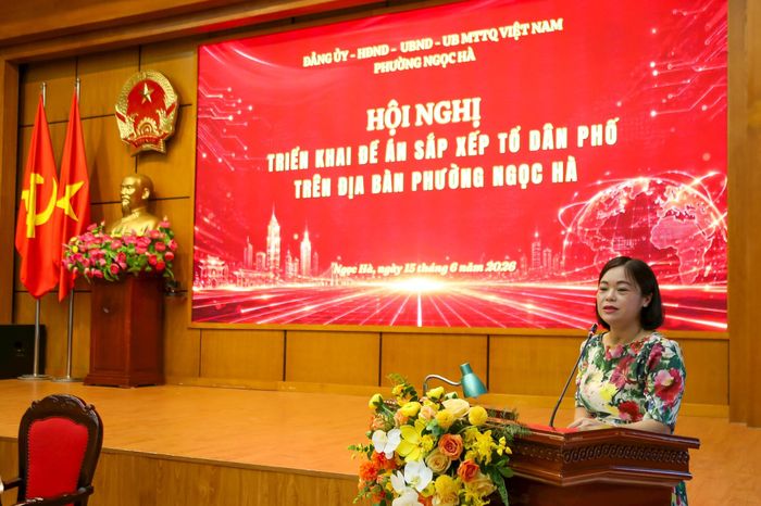Trưởng phòng Văn hóa - Xã hội phường Ngọc Hà Ngô Thị Thúy Lan trình bày báo cáo về đề án sắp xếp tổ dân phố trên địa bàn phường. Ảnh: Duy Khánh