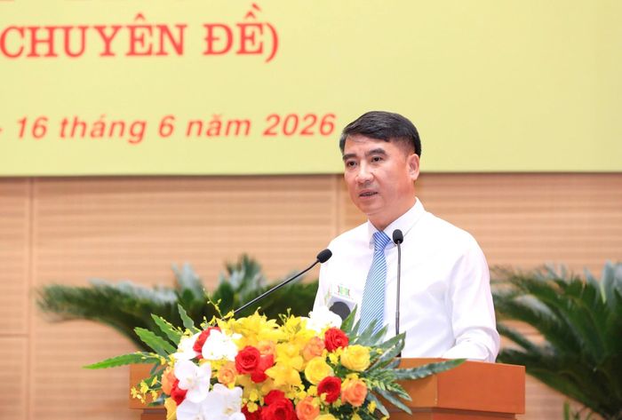Ủy viên Ban Thường vụ Thành ủy, Phó Chủ tịch UBND thành phố Hà Nội Nguyễn Xuân Lưu báo cáo tiếp thu, giải trình. Ảnh: Thành Thái