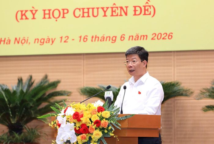 Trưởng ban Kinh tế - Ngân sách HĐND thành phố Hà Nội Nguyễn Xuân Sáng trình bày báo cáo thẩm tra. Ảnh: Thành Thái