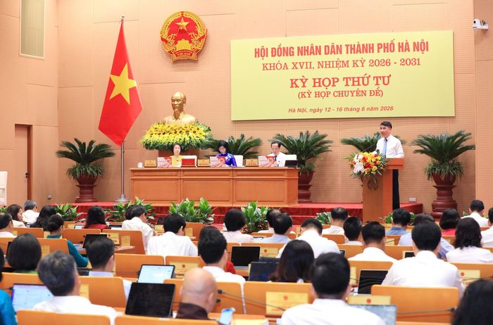 Ủy viên Ban Thường vụ Thành ủy, Phó Chủ tịch UBND thành phố Hà Nội Nguyễn Xuân Lưu báo cáo tiếp thu, giải trình. Ảnh: Thành Thái