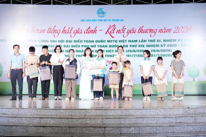 Hội Liên hiệp phụ nữ xã Thuận An trao quà và kinh phí đỡ đầu cho trẻ mồ côi trên địa bàn xã. Ảnh: Vân Thư