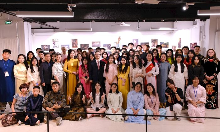 Đại sứ Trịnh Đức Hải (vest đen đứng giữa) chụp ảnh cùng các thành viên dự án Toucher Arts. Ảnh: Art Space