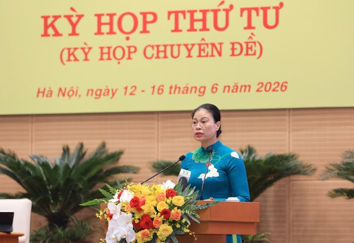 Trưởng ban Văn hóa - Xã hội HĐND thành phố Bạch Liên Hương trình bày báo cáo thẩm tra. Ảnh: Phi Tuấn