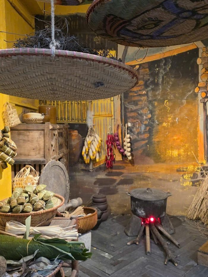 Không gian bếp của gia đình Hà Nội xưa trong ngày Tết Đoan ngọ. Ảnh: H.T