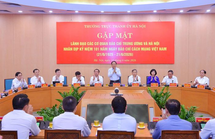 Các đồng chí lãnh đạo Trung ương và thành phố Hà Nội tham dự buổi gặp mặt thân mật giữa lãnh đạo thành phố với đại biểu các cơ quan báo chí trên địa bàn Thủ đô. Ảnh: Viết Thành