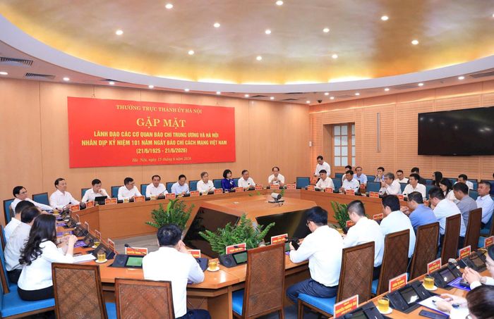 Các đồng chí lãnh đạo Trung ương và thành phố Hà Nội tham dự buổi gặp mặt thân mật giữa lãnh đạo thành phố với đại biểu các cơ quan báo chí trên địa bàn Thủ đô. Ảnh: Viết Thành