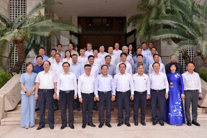 Các đồng chí lãnh đạo Trung ương và thành phố Hà Nội tham dự gặp mặt chụp ảnh lưu niệm. Ảnh: Viết Thành
