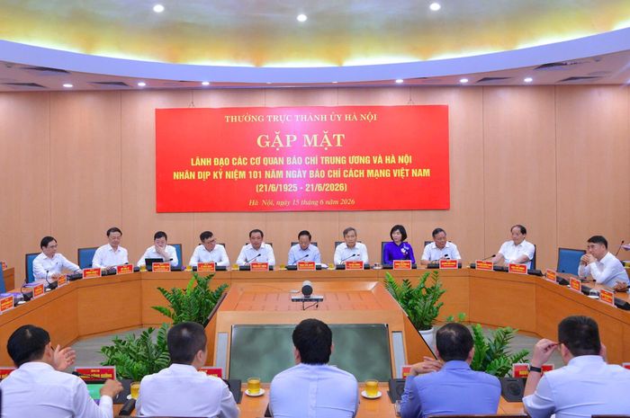Các đồng chí lãnh đạo Trung ương và thành phố Hà Nội tham dự buổi gặp mặt thân mật giữa lãnh đạo thành phố với đại biểu các cơ quan báo chí trên địa bàn Thủ đô. Ảnh: Viết Thành