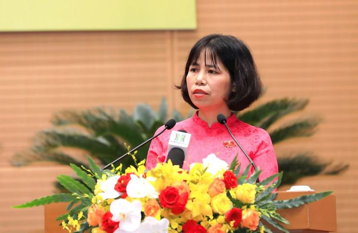 Trưởng ban Khoa học - Công nghệ và Môi trường, HĐND thành phố Nguyễn Thị Diễm Hằng trình bày báo cáo thẩm tra các dự thảo nghị quyết. Ảnh: Thành Thái