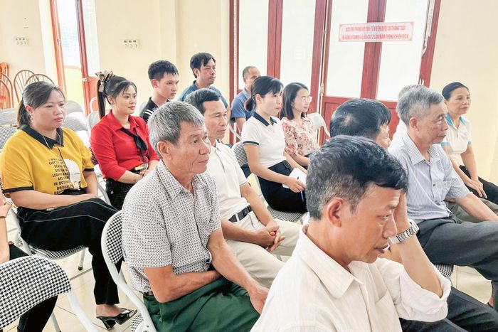 Đảng viên các chi bộ tích cực thảo luận, đóng góp ý kiến vào dự thảo phương án sắp xếp thôn trên địa bàn. Ảnh: Xã Vật Lại