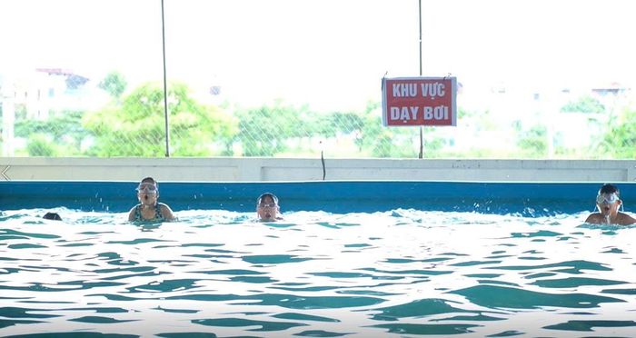 Bên cạnh học bơi, các em còn được trang bị kỹ năng xử lý khi có trường hợp bị đuối nước. Ảnh: Duy Anh
