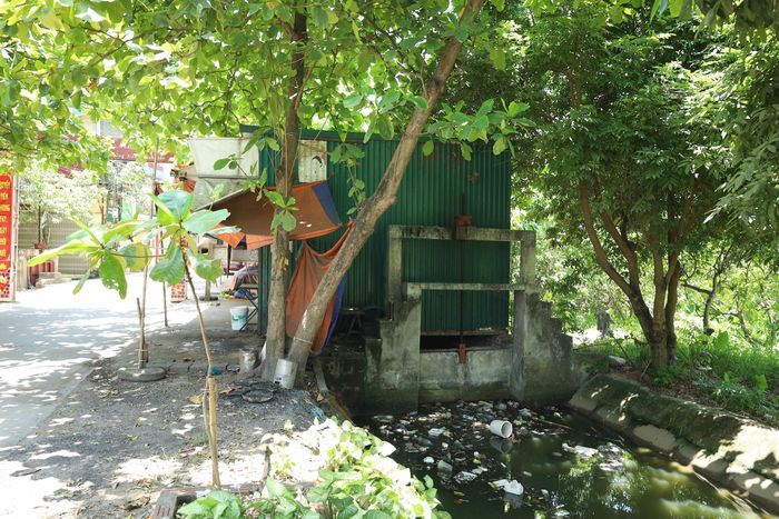 Mặt Máng 7, đoạn phường Chương Mỹ bị xâm hại nghiêm trọng từ nhiều năm nay nhưng địa phương chưa xử lý dứt điểm. Ảnh: Kim Nhuệ