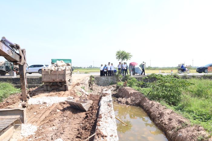 Chi cục Thủy lợi và Phòng, chống thiên tai Hà Nội kiểm tra, chấn chỉnh công tác quản lý công trình thủy lợi tại xã Phúc Sơn dịp đầu tháng 6-2026. Ảnh: Kim Nhuệ
