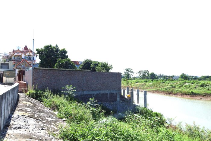 Nhiều công trình vi phạm pháp luật đê điều, thủy lợi ở xã Quảng Bị chưa bị xử lý dứt điểm. Ảnh: Kim Nhuệ
